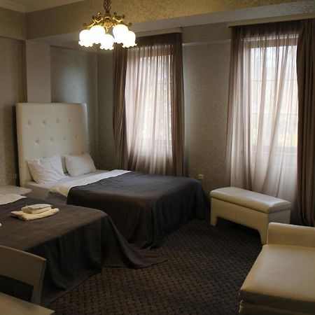 Hotel Plaza Тбилиси Екстериор снимка
