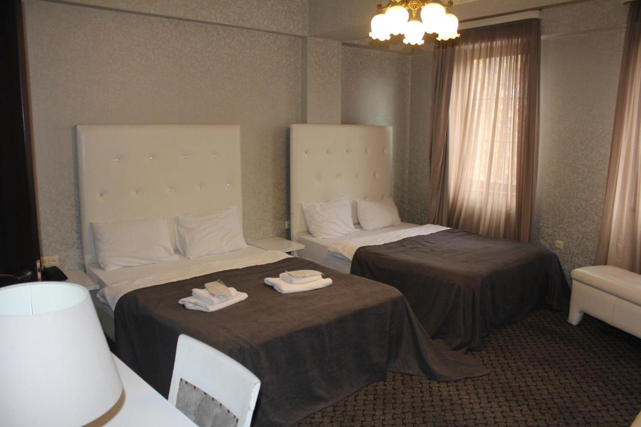 Hotel Plaza Тбилиси Екстериор снимка