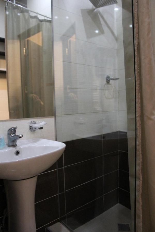 Hotel Plaza Тбилиси Екстериор снимка